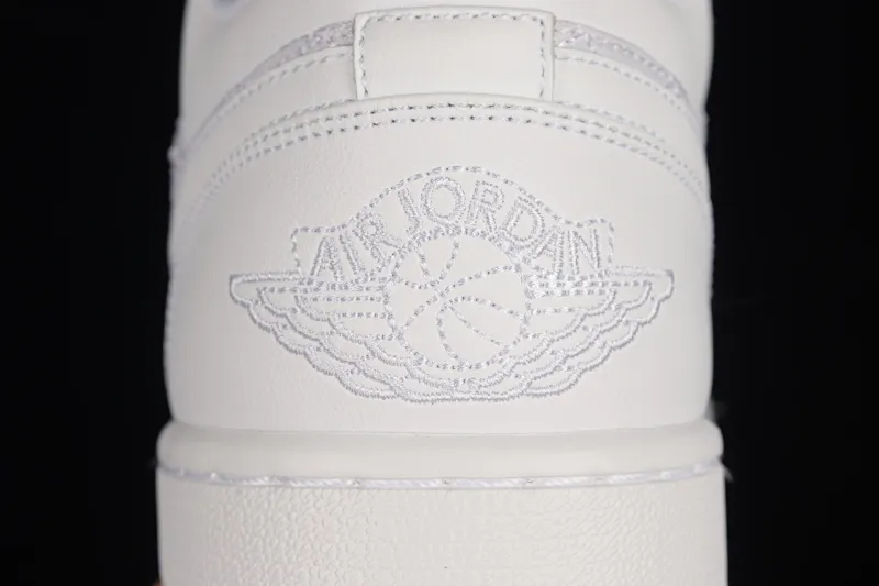 All categories Air Jordan Jordan series basketball shoes Air Jordan 1 Low Air Jordan 1 Low Quilted "Triple White" AJ1 Joe 1 all white low-top basketball shoes DB6480-100
